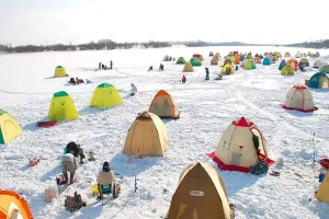 Câu cá trên hồ băng Hokkaido Nhật Bản