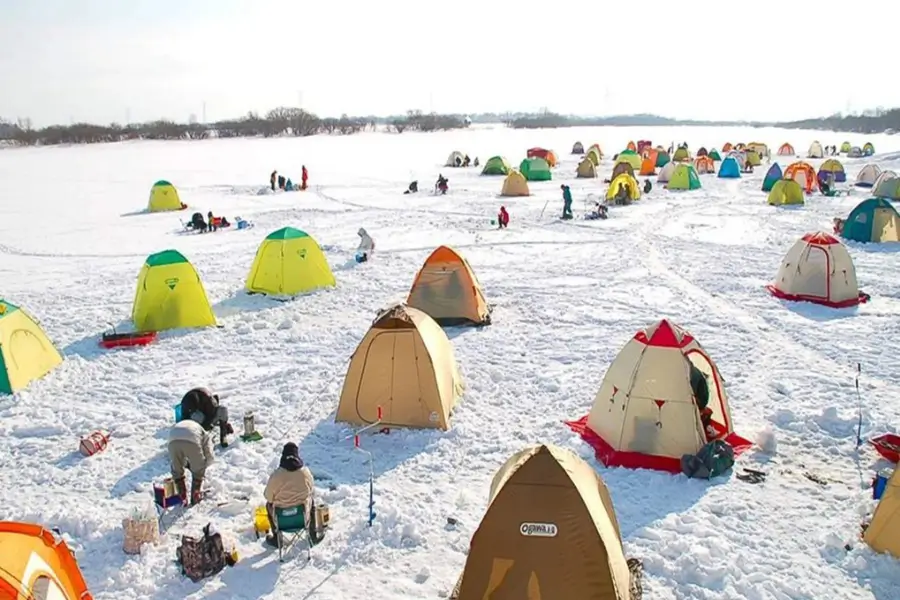 Câu cá trên hồ băng Hokkaido Nhật Bản Câu cá trên hồ băng Hokkaido Nhật Bản