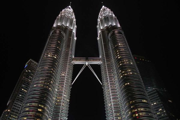 Chụp hình tại tháp đôi du lịch Malaysia