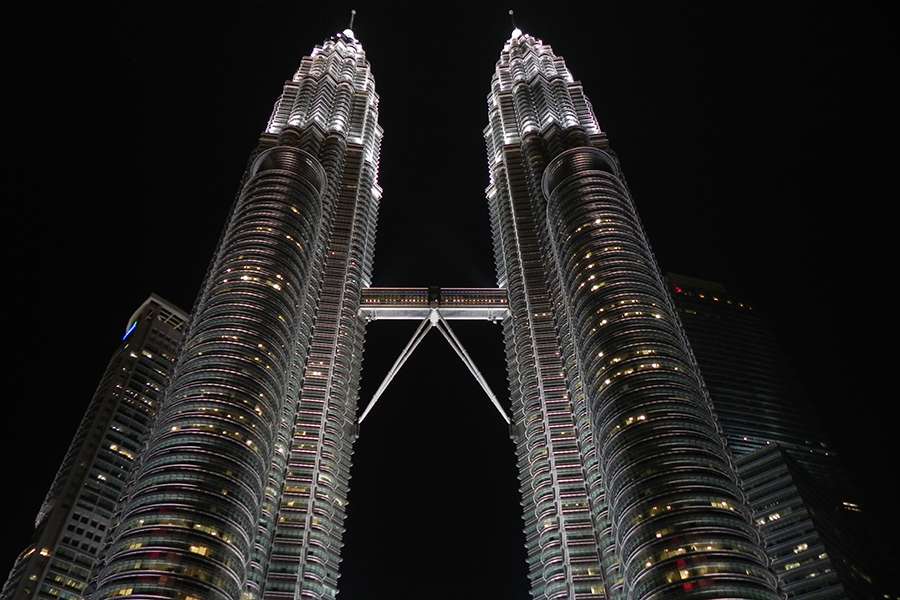 Chụp hình tại tháp đôi du lịch Malaysia