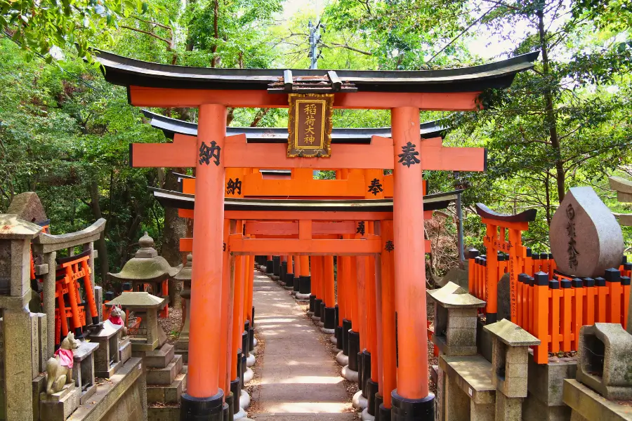 Đền Fushimi Inari (Kyoto) – Biển Cổng Đỏ Nổi Tiếng Toàn Thế Giới
