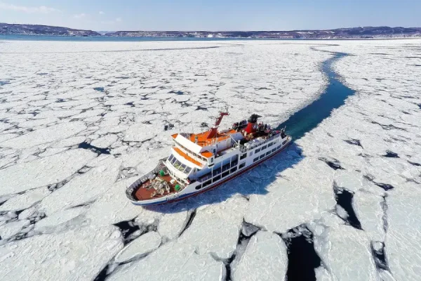 Du thuyền khám phá băng trôi Hokkaido Nhật Bản
