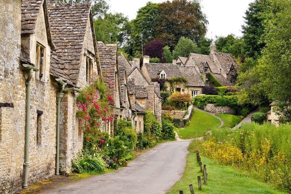 Ghé thăm ngôi làng cổ Bibury trong chuyến du lịch nước Anh