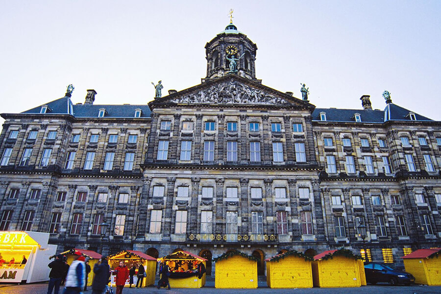 Ghé thăm quảng trường Amsterdam trong chuyến du lịch Châu Âu