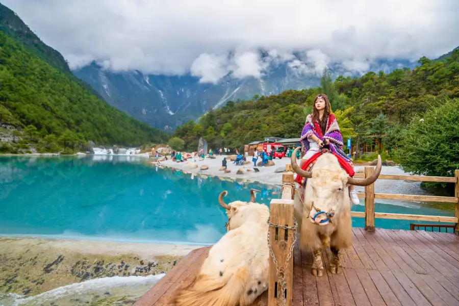 Lam Nguyệt Cốc - thung lũng tuyệt đẹp nằm dưới chân núi Ngọc Long Tuyết Sơn Lam Nguyệt Cốc - thung lũng tuyệt đẹp nằm dưới chân núi Ngọc Long Tuyết Sơn