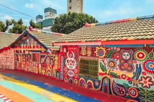 Làng Cầu Vồng - Rainbow Village rực rỡ giữa lòng Đài Trung