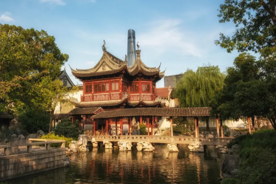 Miếu Thành Hoàng & Vườn Dự Viên – Sắc Cổ Giữa Phồn Hoa