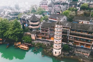 Phượng Hoàng Cổ Trấn nhìn từ trên cao bên dòng Đà Giang thơ mộng