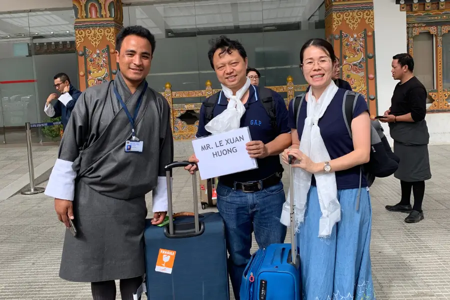 Tặng khăn Khata trắng đại diện cho sự may mắn