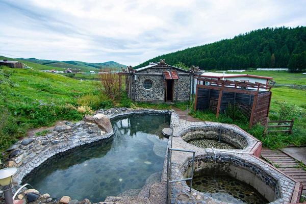 Trải nghiệm tắm suối nước nóng Tsenkher Mông Cổ