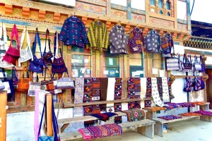 Yathra vải len rực rỡ độc đáo của Bhutan