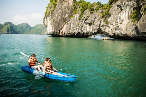 chèo thuyền kayak khám phá vịnh Hạ Long