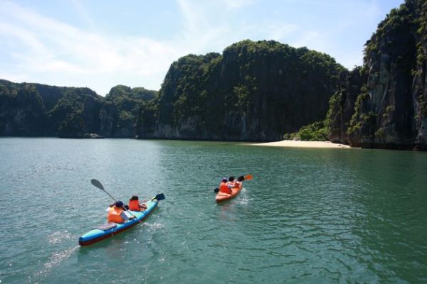 Chèo thuyền kayak trên vịnh Hạ Long