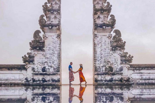 Chụp ảnh tại cổng trời Bali