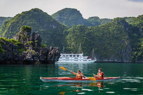 Đặt tour du lịch Hạ Long trọn gói - Chèo thuyền Kayaking