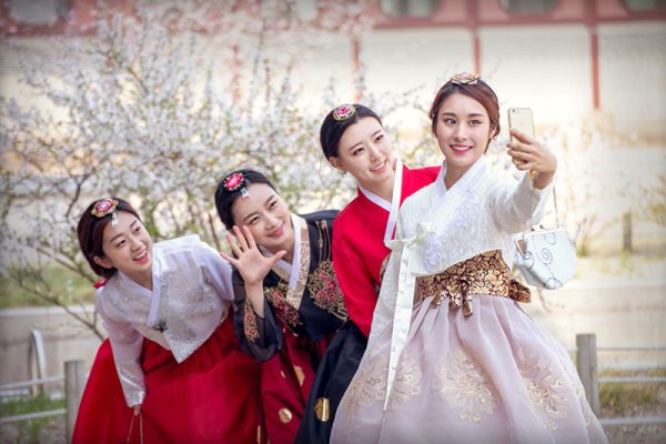 Đi tour du lịch Hàn Quốc 5 ngày Seoul Nami Jeju - Mặc hanbok