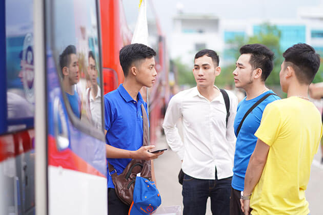 Đội ngũ nhân viên & hướng dẫn viên công ty du lịch Tầm Nhìn Việt