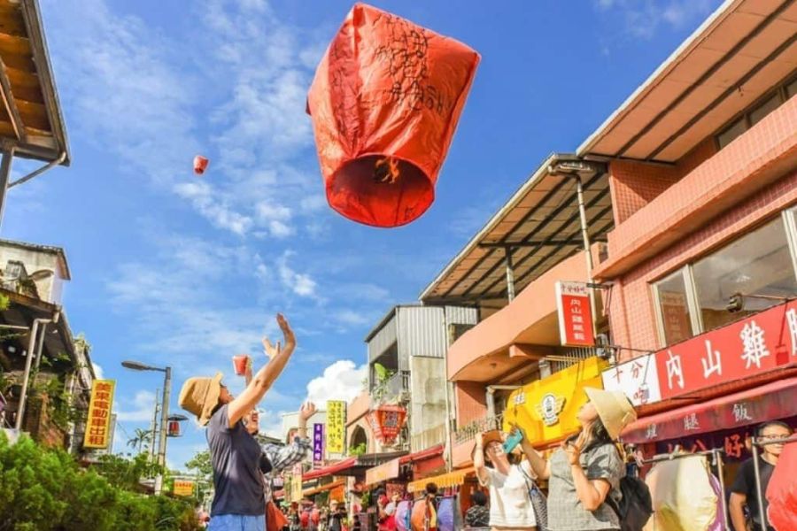 Thả đèn trời tại phố cổ Thập Phần
