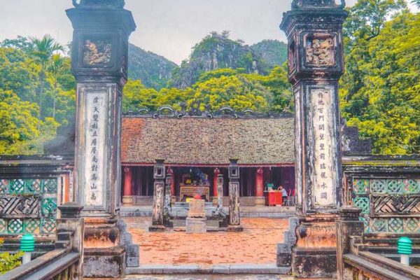 Thăm quan đền thờ vua Đinh