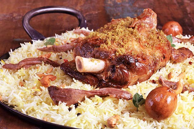 Thưởng thức món ăn đặc trưng Al Machboos