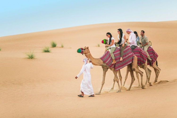 Tour đi du lịch Dubai 6 ngày - Cưỡi lạc đà trên sa mạc