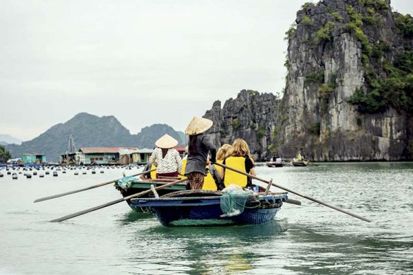 Tour đi du lịch Hạ Long 2 ngày từ Hà Nội - Làng chài