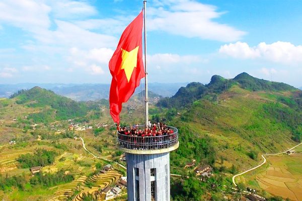 Tour du lịch Hà Giang trọn gói đi từ Hà Nội - Cột cờ Lũng Cú