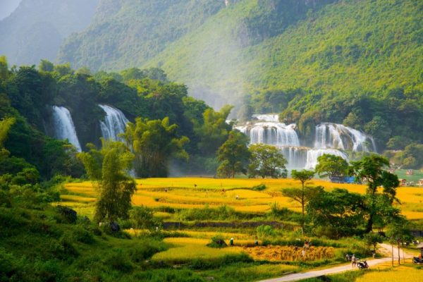 tour du lịch tây bắc khám phá hồ ba bể thác bản giốc động ngườm ngao