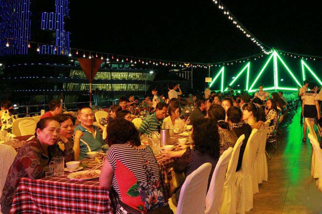 Trải nghiệm ăn tối trên du thuyền sông Hậu tour du lịch các tỉnh miền tây nam bộ