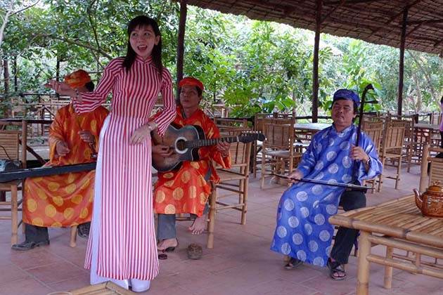 Trải nghiệm chương trình đờn ca tài tử tour du lịch miền tây mùa nước nổi