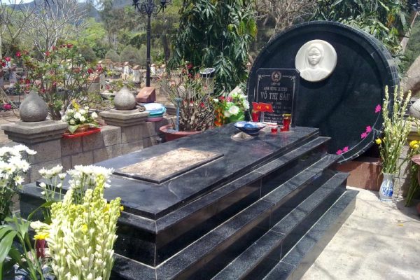 Viếng thăm mộ chị Võ Thị Sáu
